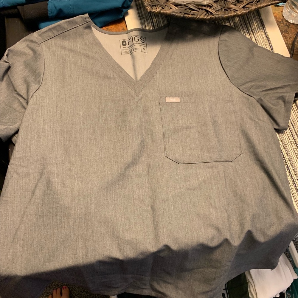 Figs 1 Pocket women’s scrub top